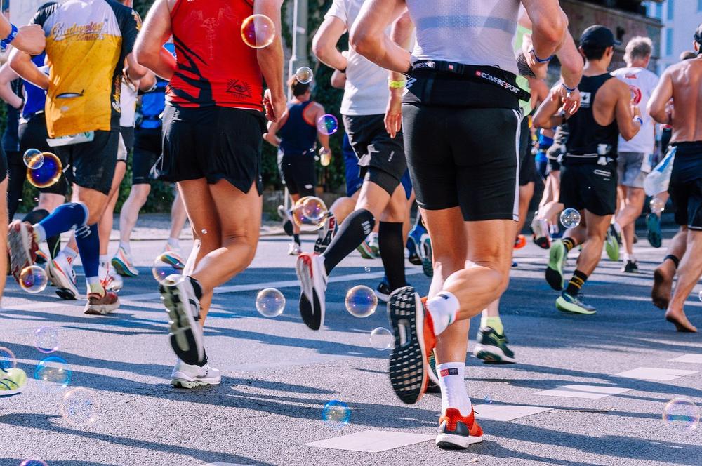 Coureurs de marathon en ville et des bulles