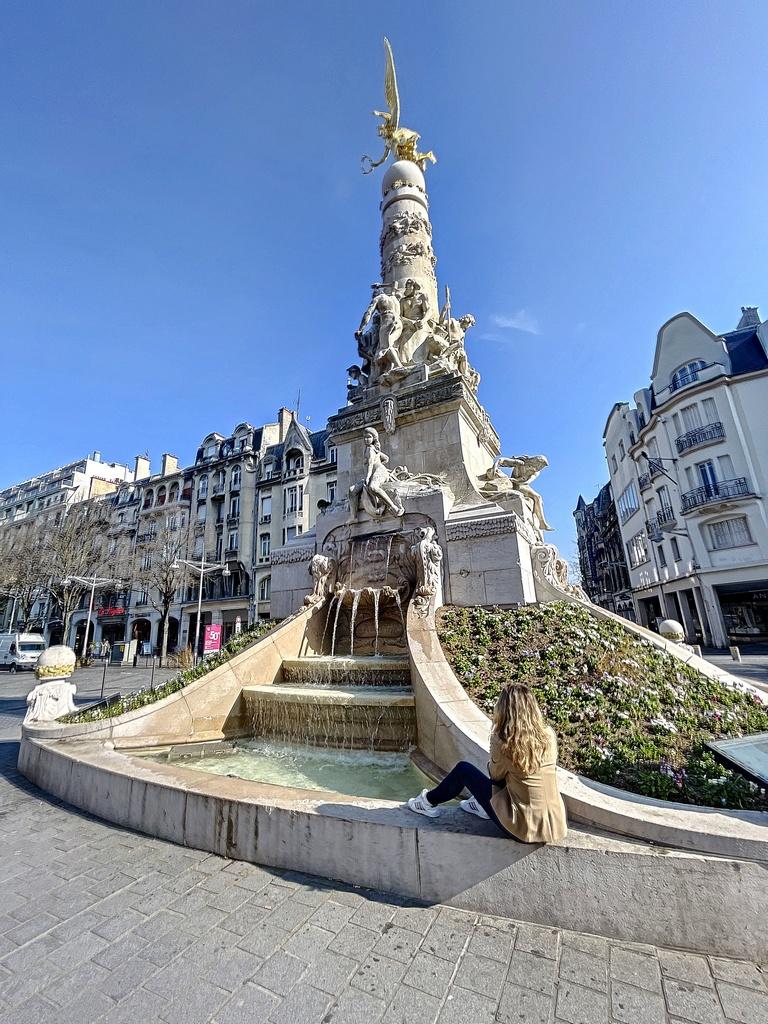 Conseiller Century 21 Martinot Immobilier profitant d'un été à Reims sur le Fontaine de Subé