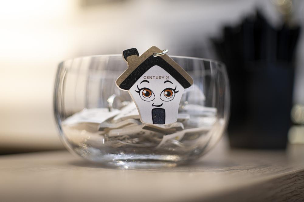 porte clé maison Century 21 dans un bol en verre transparent