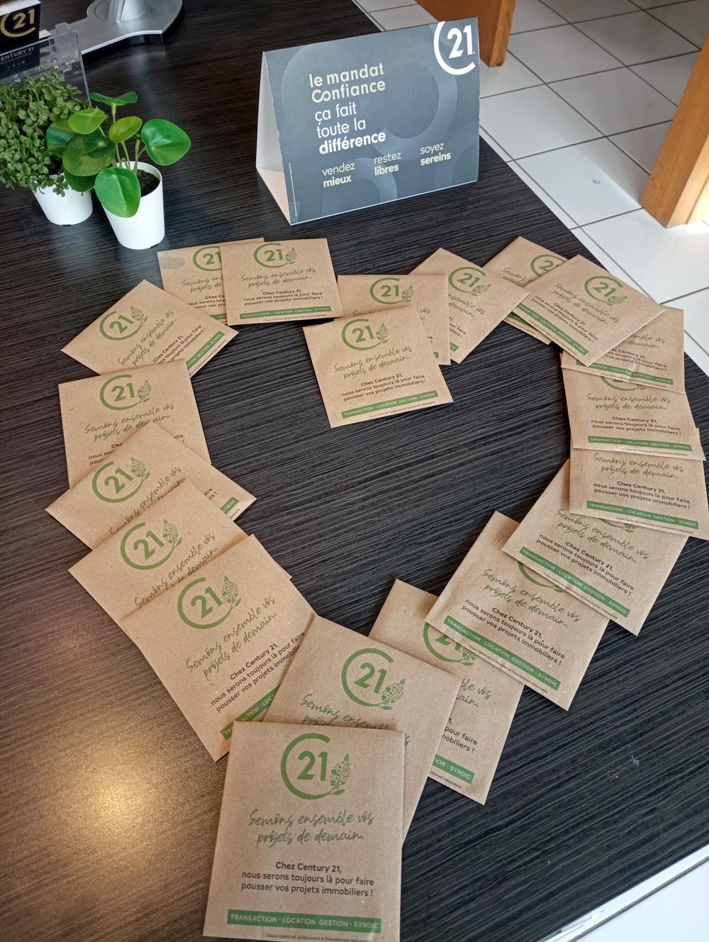 Coeur fait avec des sachets de graines Century 21 à l'accueil de l'agence Martinot Immobilier à Reims