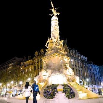 Fontaine Subé illuminée de nuit à REIMS