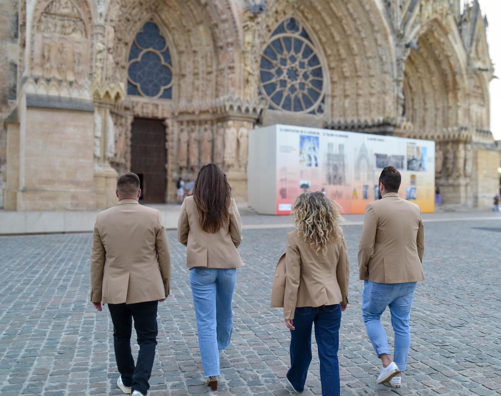 4 conseillers CENTURY 21 Martinot Immobilier, vêtus de la veste Or, se dirigeant vers la Cathédrale de REIMS
