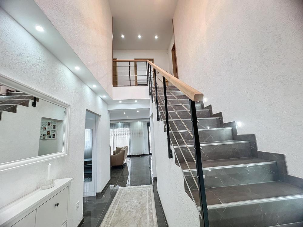 Intérieur d'une maison rénovée en noir et blanc